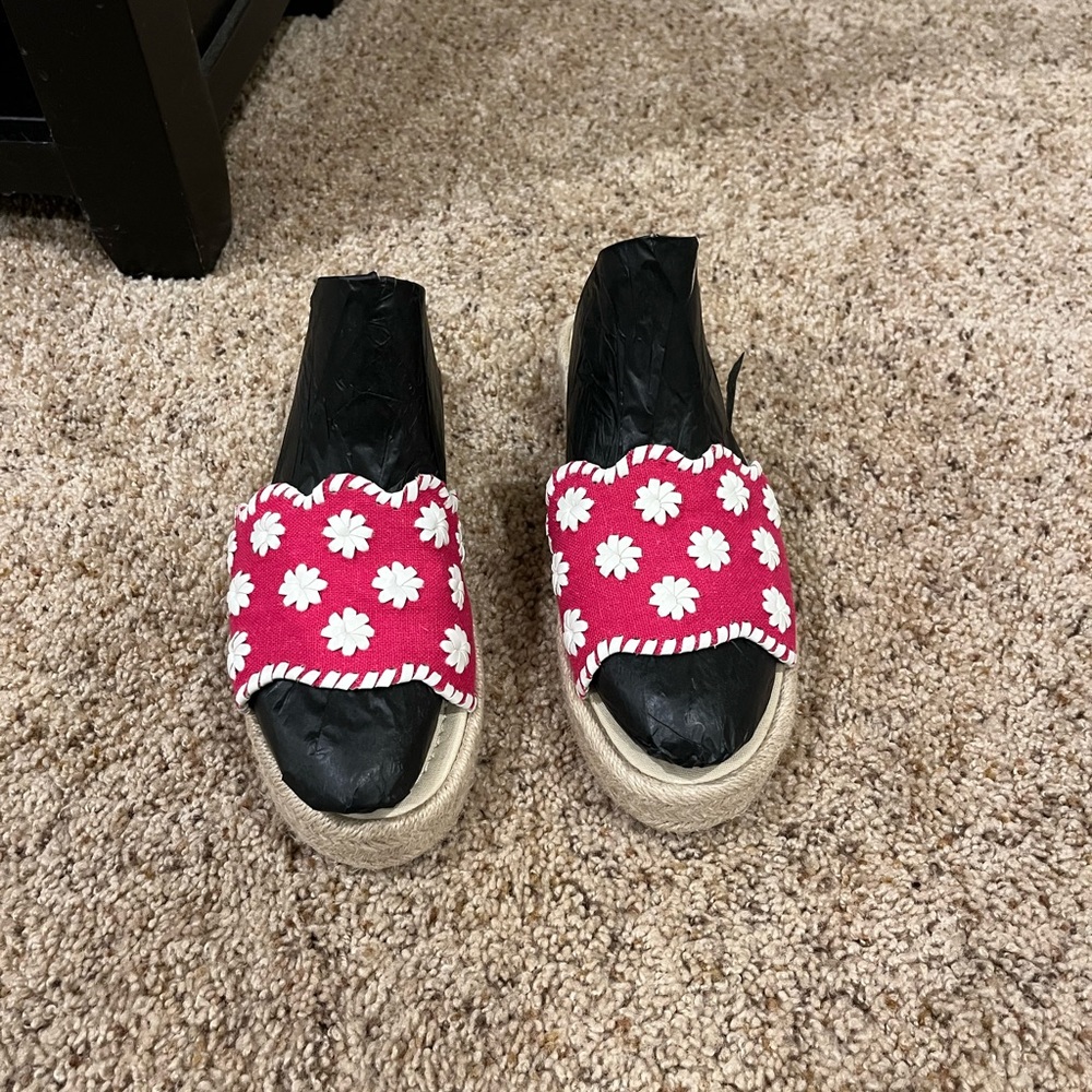 Worn only 3 times, preppy daisy pink sandals.